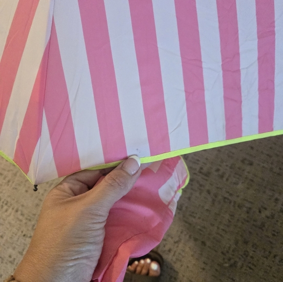 Victoria’s Secret Full-Size Umbrella – 2016 Limited Edition Pink Stripes - Picture 4 of 7